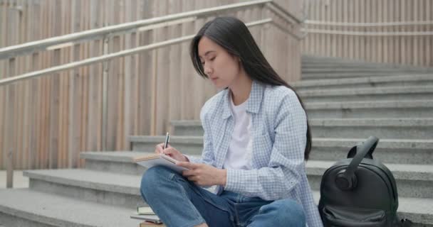 Pendidikan Universitas Konsep Wanita Muda Membuat Catatan Notebook Sambil Duduk — Stok Video