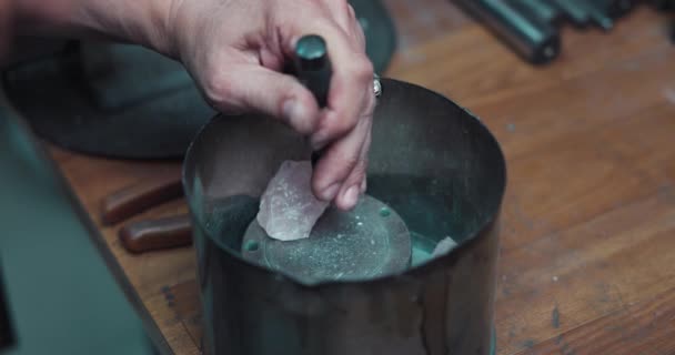 珠宝商用锤子和凿子砸碎粉红的石英宝石 — 图库视频影像