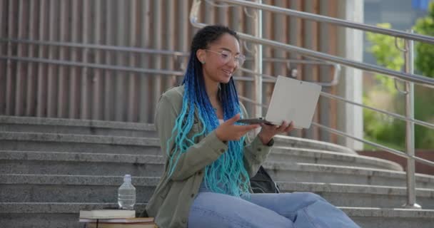 Joven Estudiante Afroamericana Freelancer Haciendo Videollamada Usando Computadora Portátil Sentada — Vídeo de stock