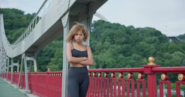 Belle Athlète Afro Américaine Coureuse Repos Lingettes Épuisées Transpiration Avec — Video