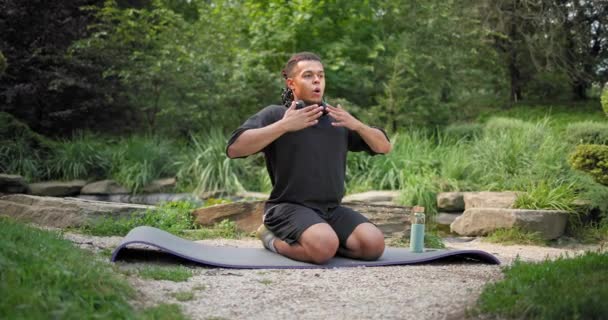 Lugn Uppmärksam Ung Afrikansk Amerikansk Man Meditera Gör Motion Utövar — Stockvideo