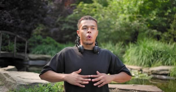穏やかなマインドフルな若いアフリカ系アメリカ人男性は 平和的な心と禅のためにヨガの呼吸を実践する練習をしている瞑想 — ストック動画