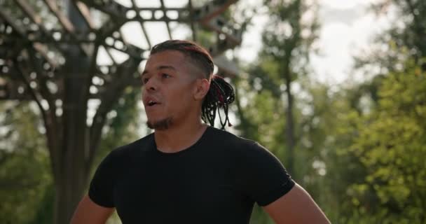 Yorgun Afrika Kökenli Amerikalı Sporcu Dışarıda Koştuktan Sonra Nefes Alıyor — Stok video