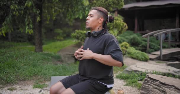 Sakin Düşünceli Genç Afrikalı Amerikalı Adam Meditasyon Yapıyor Yoga Yapıyor — Stok video