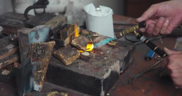 Gioielliere Fonde Argento Con Bruciatore Gas Laboratorio Gioielli — Video Stock