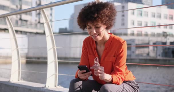 Joven Mujer Afroamericana Con Cabello Rizado Sosteniendo Teléfono Inteligente Surf — Vídeo de stock