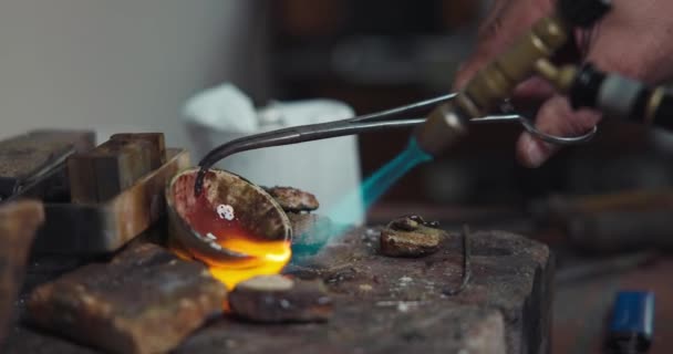 Juwelier Smelt Zilver Met Een Gasbrander Een Juwelier — Stockvideo