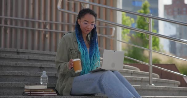 Ung Afroamerikansk Kvinna Student Eller Frilansande Lärande Nätet Eller Arbetar — Stockvideo