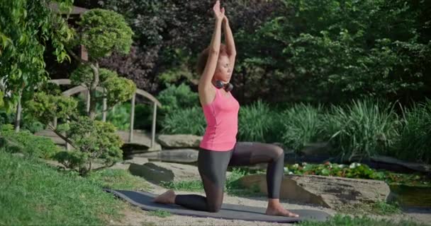 Young African American Woman Doing Yoga Sunny Day Outdoors — Stock Video