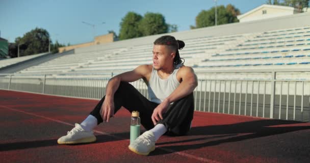Müder Erschöpfter Dehydrierter Afroamerikanischer Athlet Nach Dem Joggen Sitzen Und — Stockvideo