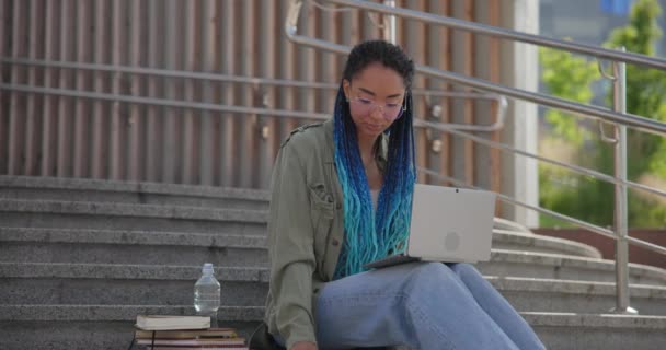 Mladá Afroameričanka Student Nebo Freelancer Učení Line Nebo Práce Dálku — Stock video