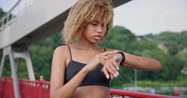 Esportivo Africano Americano Mulher Olhando Para Seu Esporte Pulseira Mão — Vídeo de Stock