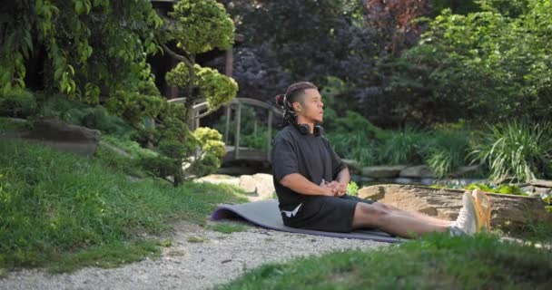 Homme Afro Américain Sain Faisant Exercice Park Plein Air Pratiquant — Video