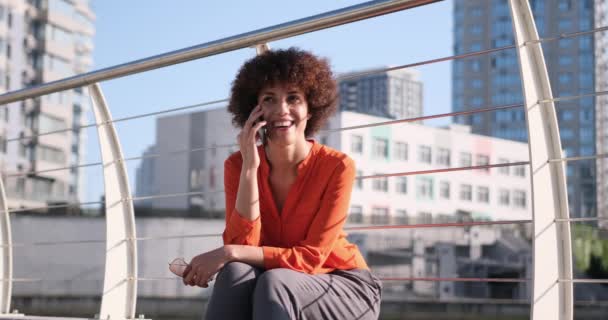 Jonge Afro Amerikaanse Vrouw Met Krullend Haar Praten Een Telefoon — Stockvideo