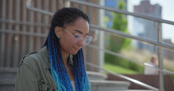 Молодая Афроамериканская Студентка Фрилансер Смотрит Онлайн Лекцию Конференцию Сидя Открытом — стоковое видео