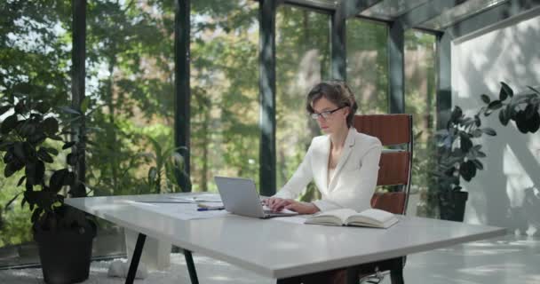 Ung Kaukasisk Kvinna Bär Glasögon Arbetar Med Laptop Ljus Modern — Stockvideo