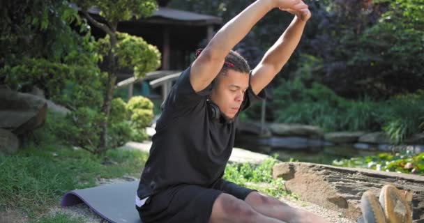 Sağlıklı Afro Amerikan Bir Adam Dışarıda Park Yoga Yapıyor — Stok video