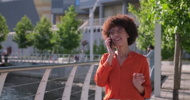Joven Mujer Afroamericana Con Pelo Rizado Hablando Teléfono Caminando Aire — Vídeos de Stock