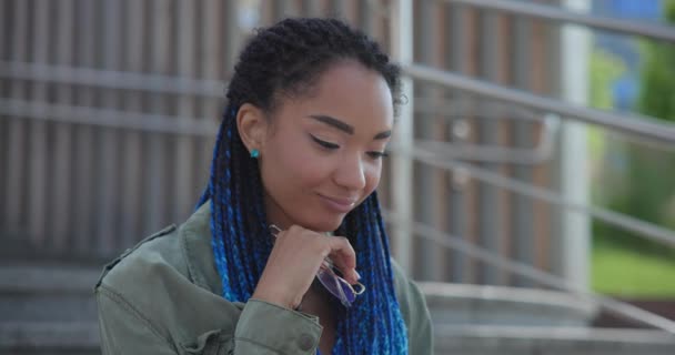Jonge Afro Amerikaanse Vrouw Student Freelancer Kijken Online Lezing Conferentie — Stockvideo