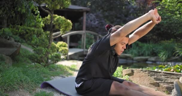 健康的非洲裔美国人在公园外练习瑜伽 — 图库视频影像