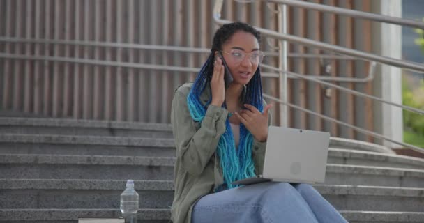 Anak Muda Afrika Perempuan Amerika Membuat Panggilan Telepon Sambil Duduk — Stok Video
