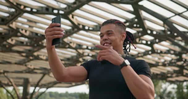 Ung Sportig Afrikansk Amerikansk Sportig Kille Pratar Telefon Utomhus Stadsparken — Stockvideo