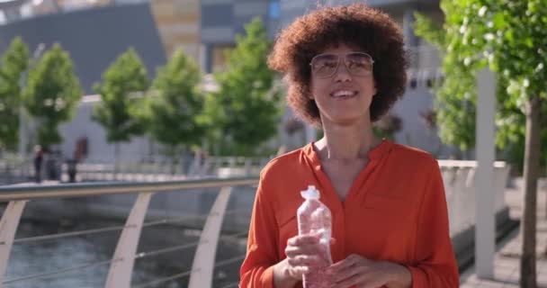 Joven Afroamericano Hidratante Reponer Equilibrio Agua Agua Potable Una Botella — Vídeos de Stock
