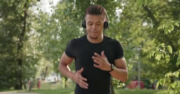 Muda African American Atlet Memakai Headphone Joging Luar Ruangan Taman — Stok Video