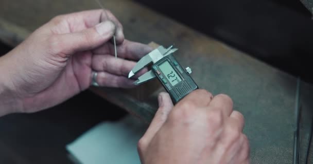 Mücevher Veya Yüzük Üretimi Için Kalibre Kullanarak Gümüş Tel Ölçümler — Stok video