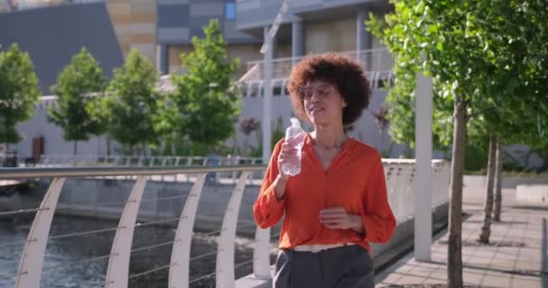 Молодая Африканская Американская Гидратация Пополняя Водный Баланс Питьевой Воды Бутылки — стоковое видео