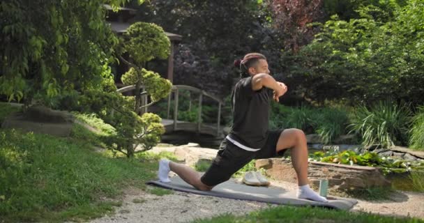 Zdrowy Afrykański Mężczyzna Ćwiczący Park Świeżym Powietrzu Ćwiczący Jogę — Wideo stockowe