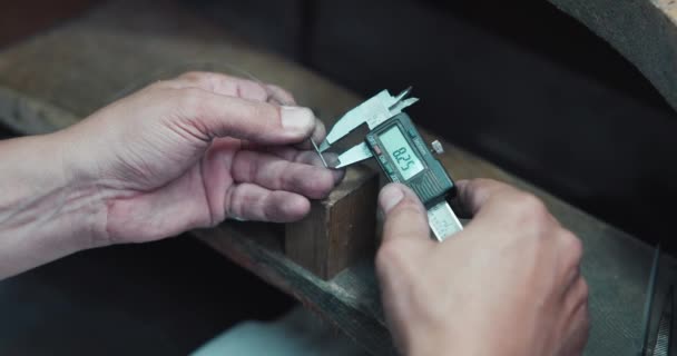 珠宝商用口径测量银丝 准备生产珠宝或戒指 — 图库视频影像