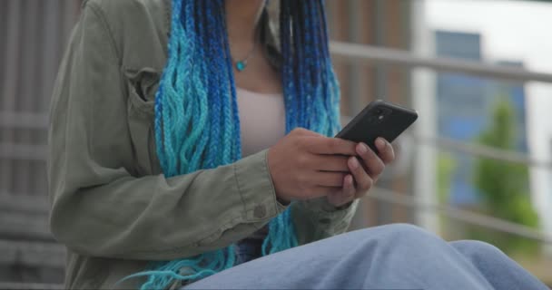 Νεαρή Αφροαμερικανή Φοιτήτρια Δακτυλογραφεί Γραπτό Μήνυμα Στο Κινητό Τηλέφωνο Ενώ — Αρχείο Βίντεο