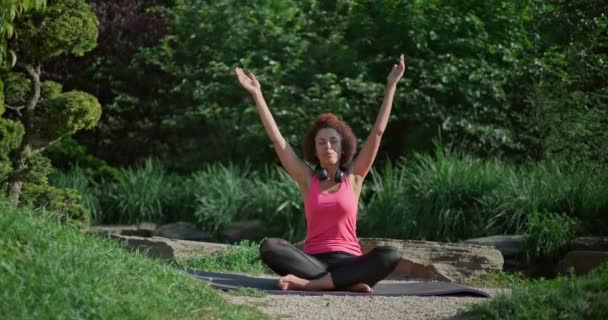 Junge Afroamerikanerin Macht Yoga Sonnigen Tagen Freien — Stockvideo