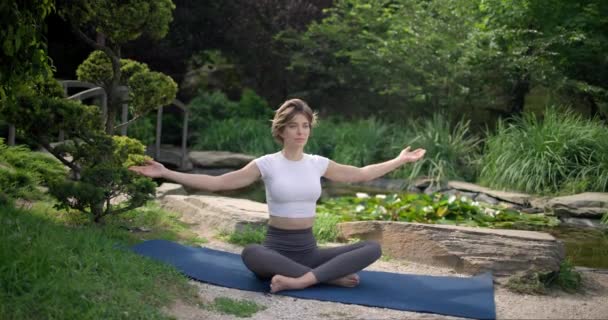 Wanita Muda Kurus Sporty Kaukasia Yang Cantik Melakukan Yoga Latihan — Stok Video