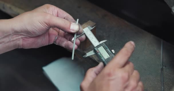 Juwelier Misst Silberdraht Mit Messschieber Zur Vorbereitung Auf Die Herstellung — Stockvideo