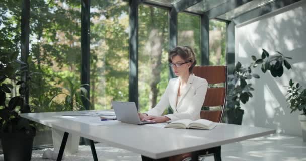 Mladá Běloška Nosí Brýle Pracující Notebookem Jasném Moderním Designu Obchodní — Stock video