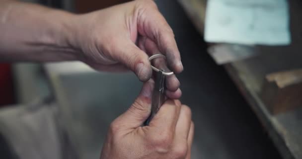 Κοσμηματοπώλης Κάνει Μετρήσεις Σύρμα Αργύρου Χρησιμοποιώντας Διαμέτρημα Κατά Την Προετοιμασία — Αρχείο Βίντεο