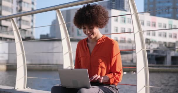 Fiatal Afro Amerikai Töltés Laptop Online Gépelés Távolról Dolgozik — Stock videók