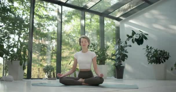 Ung Kaukasisk Fitness Kvinna Sitter Lotusställning Yogamatta Modern Studio Med — Stockvideo