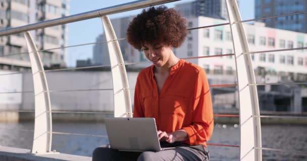 Fiatal Afro Amerikai Töltés Laptop Online Gépelés Távolról Dolgozik — Stock videók