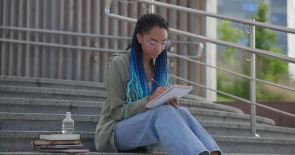 Jeune Étudiante Afro Américaine Prenant Des Notes Écrivant Dans Cahier — Video