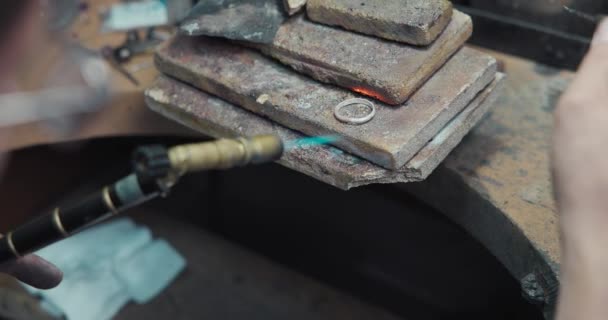 宝石のリングを作成する過程でガスバーナーで銀の空白を販売するジュエラー — ストック動画