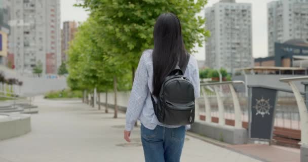 Joven Mujer Asiática Vistiendo Ropa Casual Con Mochila Espalda Caminando — Vídeo de stock