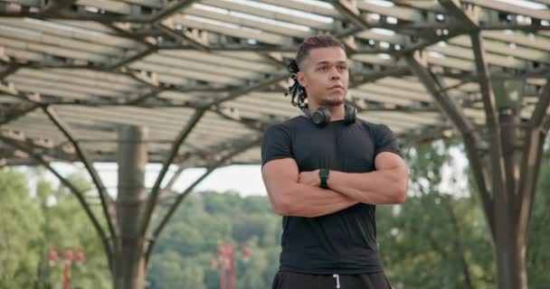 Cansado Atleta Afroamericano Restaura Respiración Descansa Después Trotar Aire Libre — Vídeos de Stock