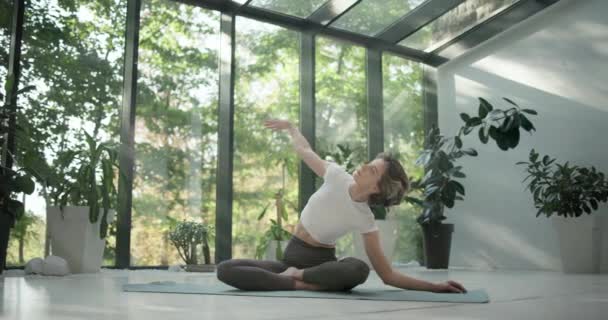 Joven Mujer Atleta Caucásica Practicando Yoga Una Esterilla Yoga Estudio — Vídeo de stock