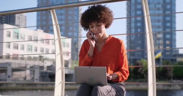 Genç Afro Amerikalı Kadın Dizüstü Bilgisayarıyla Bankta Oturmuş Uzaktan Kumandayla — Stok video