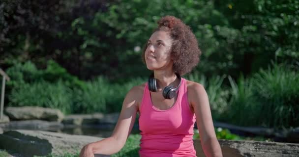 Счастливая Американка Африки Сидит Позе Лотоса Закрытыми Глазами Медитирует Занимаясь — стоковое видео