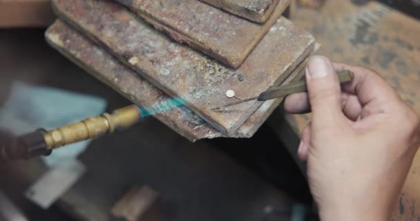 珠宝商在制造珠宝戒指的过程中 用气体燃烧器焊接银锭 — 图库视频影像