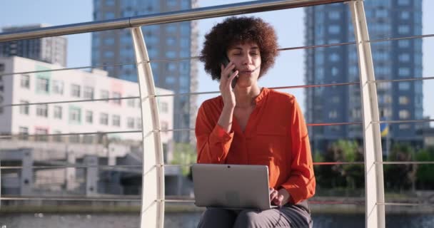 Ung Afrikansk Amerikansk Kvinna Sitter Vallen Med Bärbar Dator Online — Stockvideo